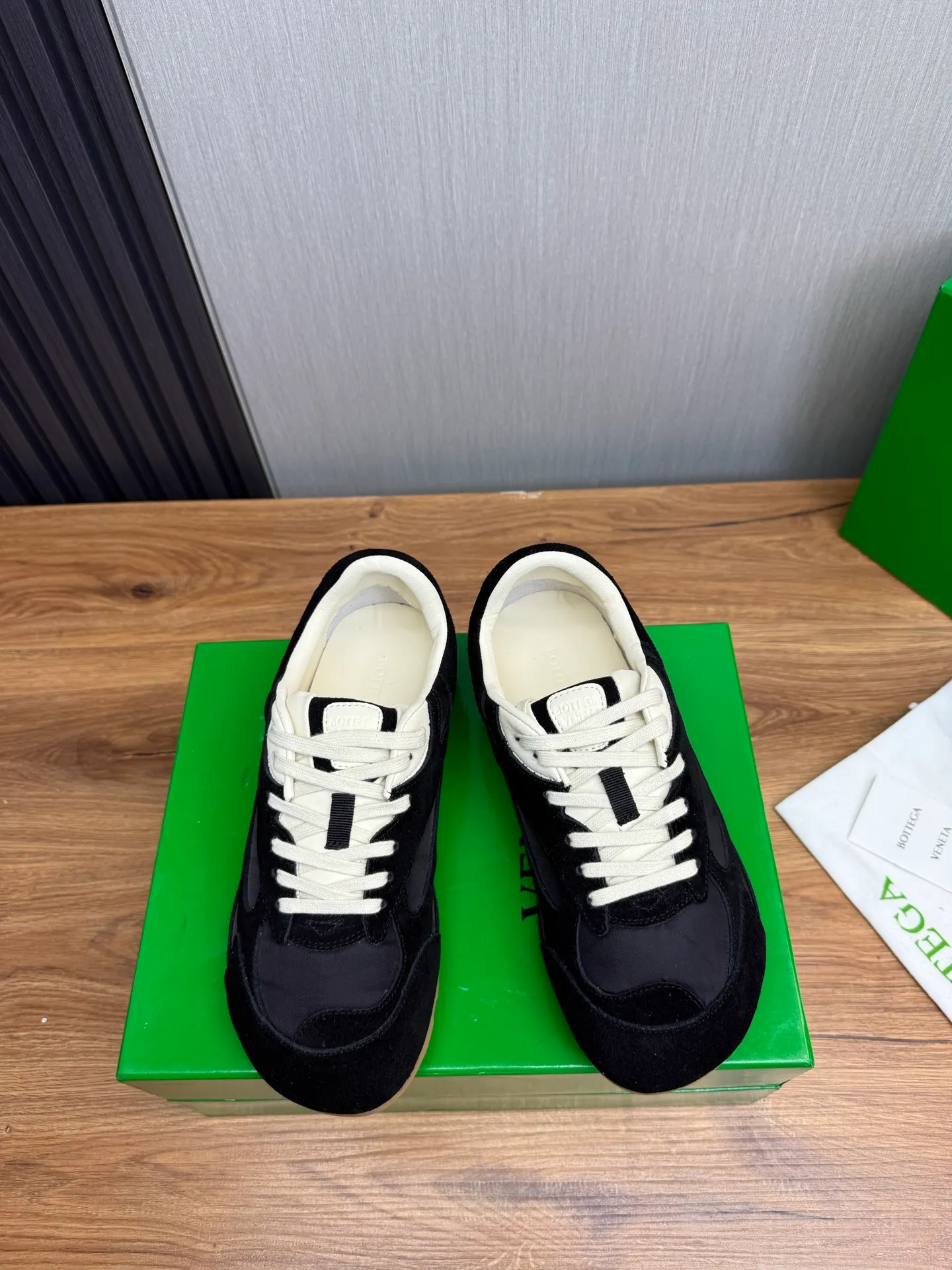 Men's men's shoes💰540💰 Bottega Veneta｜BV's new Forrest Gump shoes. Dexun shoes🩷💚 Sneaker technology nylon and suede, inspired by retro sneakers, light, comfortable, breathable and essential item. Original wear-resistant and non-slip rubber outsole❕❗️ Size: Female 35-40 (40 is custom-made and cannot be returned) Male 39-45 (45 is custom-made and cannot be returned or exchanged)